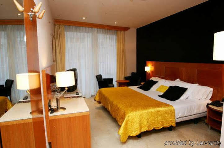 Hotel Calasanz Molins de Rei Quarto foto