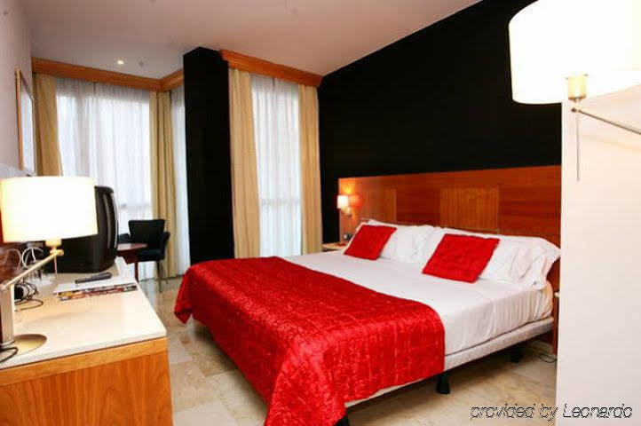 Hotel Calasanz Molins de Rei Quarto foto